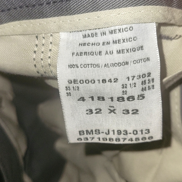 Lee Men's Stain Resistant Relaxed Fit Pleated Pant, Grey 32x32 - Picture 3 of 4